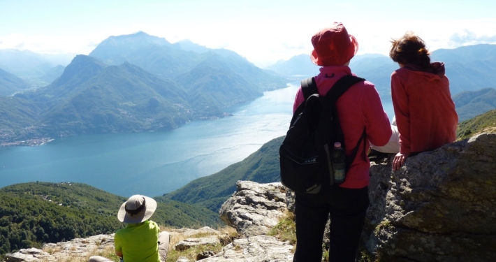 3-Frauen-blicken-bei-Wanderpause-ueber-den-See