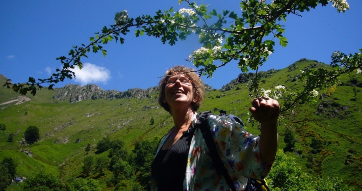 Lachende-Frau-beim-Wandern-im-Fruehling