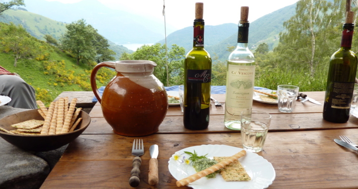 Frauenalm-Stilleben-Tisch-mit-Wein