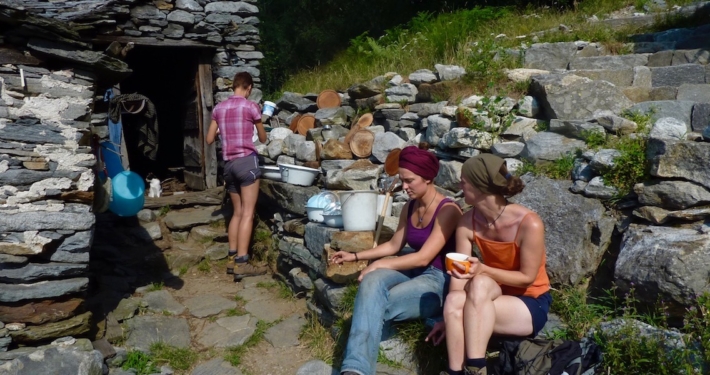 3-Frauen-auf-der-Alm-beim-Plaudern-und-Abwaschen