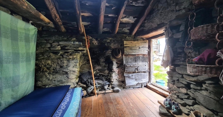 Almzimmer-oben-mit-Blick-zur-Tuer