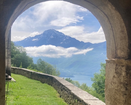 Blick-durch-Bogen-auf-Gipfel-beim-Wandern-fuer-Frauen
