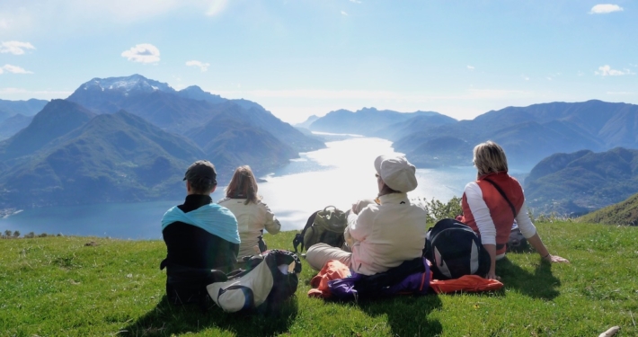 Glitzernder-See-mit-Frauen-in-der Pause-beim-Wandern