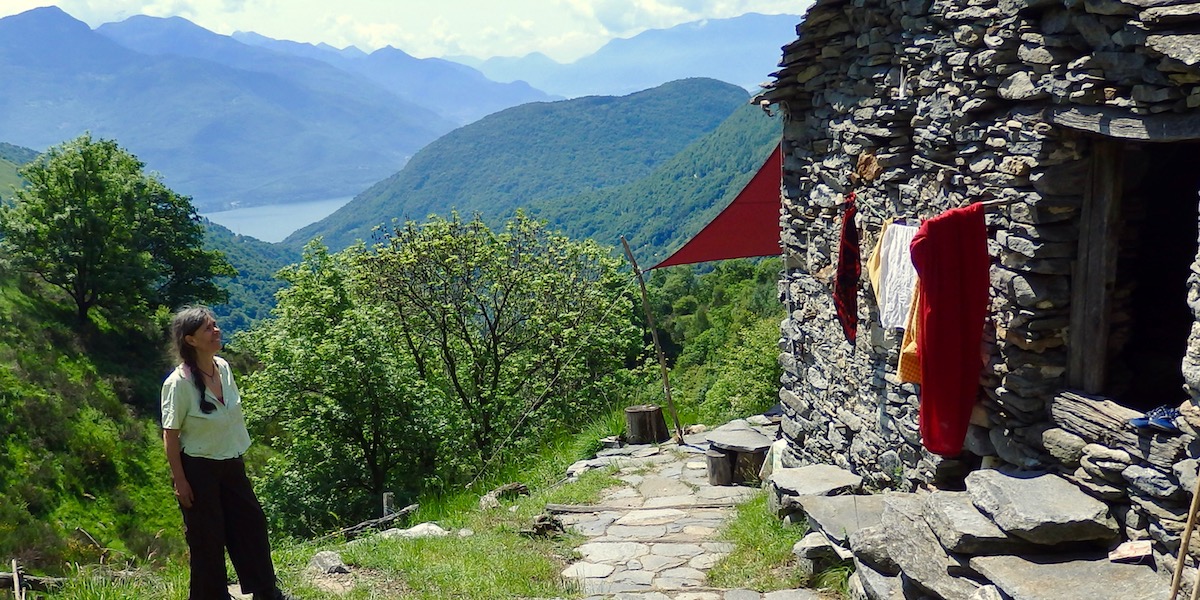 Ingrid-auf-der-Alm-mit-Sicht-zum-See