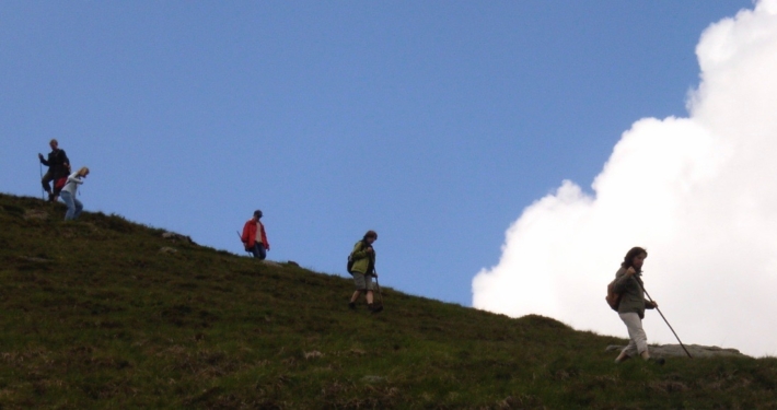 Frauen-wandern-den-Berg-runter