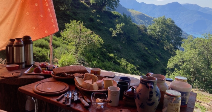 Fruehstueckstisch-mit-Aussicht-auf-der-Frauenalm