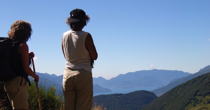 Frauen-schauen-in-der-Pause-beim-Wandern-in-die-Weite