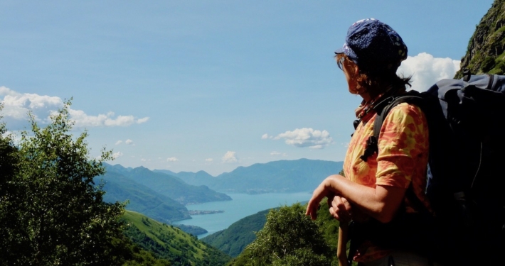 Frau-blickt-ueber-Berge-und-See-Birgit