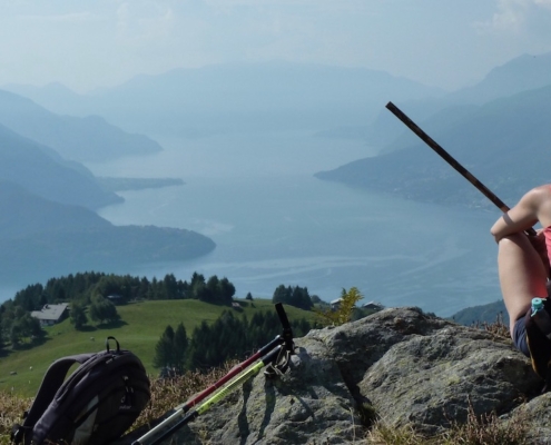 Frau-mit-Wanderstock-blickt-ueber-den-See