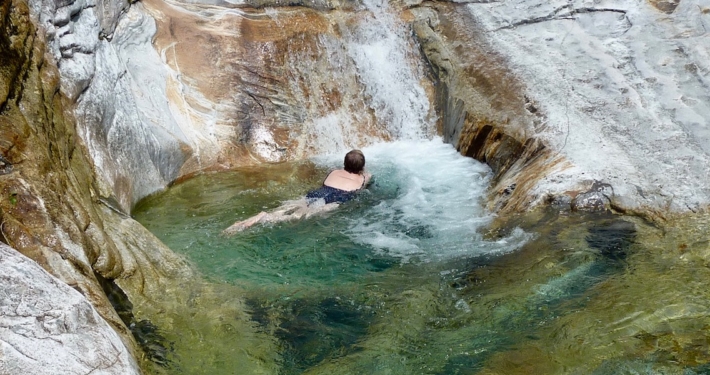 Eine-Frau-beim-Baden-nach-dem-Wandern-bei-Frauenalm