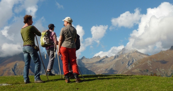 Frauen-wandern-und-plaudern-mit-Bergblick