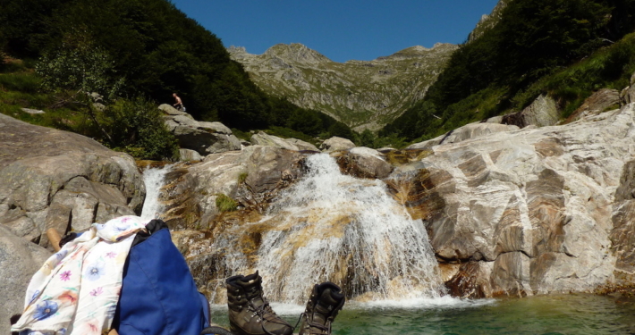 Rucksack-und-Bergschuhe-am-Wasserfall