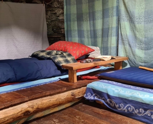 Schlafzimmer-oben-mit-Blick-nach-Innen
