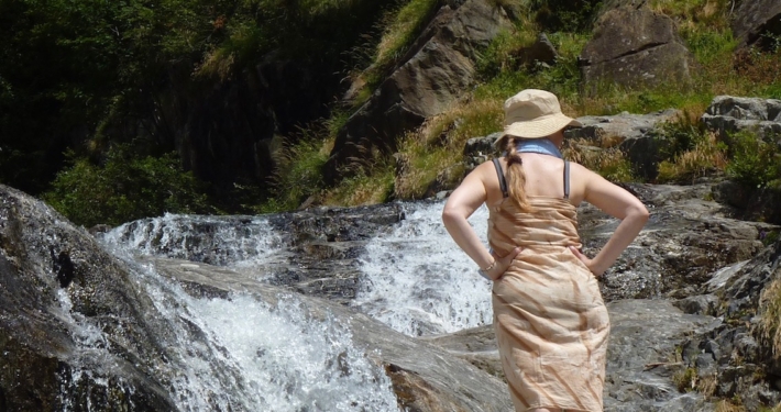 Stehende-Frau-am-Wasser-am-Ledu