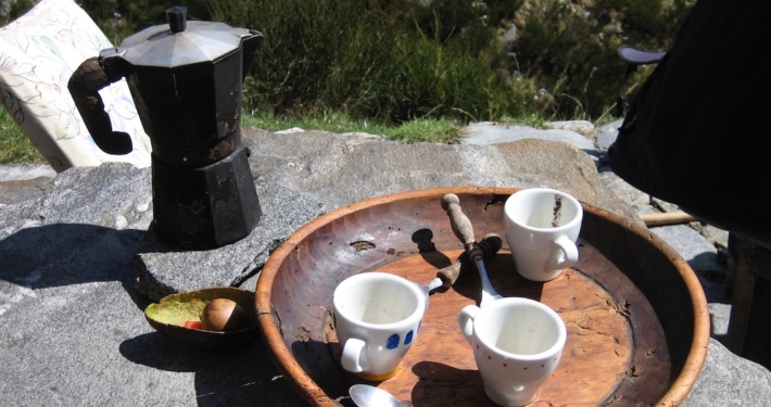 Stilleben-Kaffeepause-nach-dem-Wandern-auf-der-Frauenalm