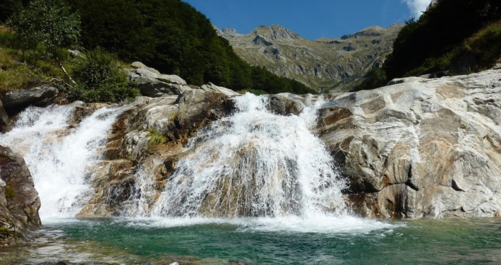 Ein-Wasserfall-ist-Ziel-einer-Wanderung