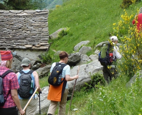 Frauen-wandern-vorbei-an-Berghuette
