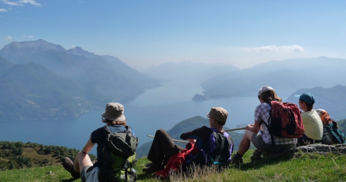Gruppe-von-Frauen-macht-Pause-bei-Herbst-Wanderreise