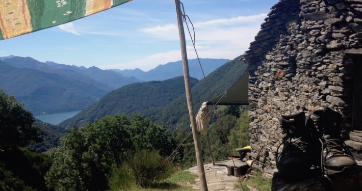 Blick-von-Alm-mit-Sonnensegel