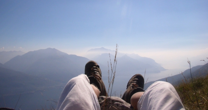 Meditative-Pause-beim-Wandern-mit-Almzeit-Frauenreisen