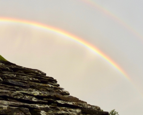 Regenbogen-ueber-Almdach