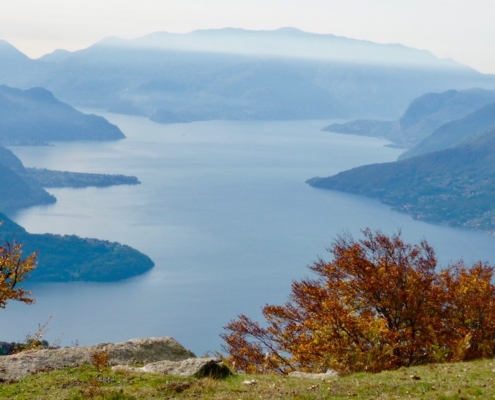 Wanderreise-fuer-Frauen-mit-Herbstblick-ueber-den-See