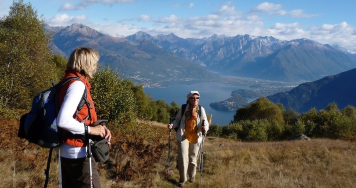 Wandernde-Frauen-mit-Blick-zum-Oberen-Comersee