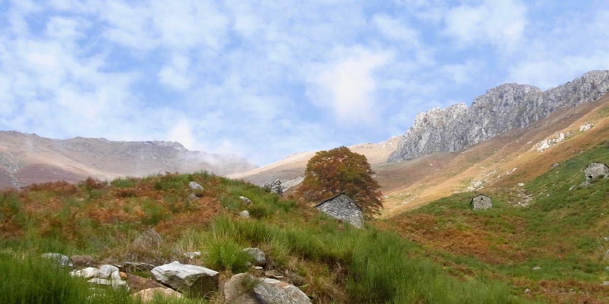 Frauenwanderung-in-den-Bergen-am-Comer-See-im-Herbstlicht