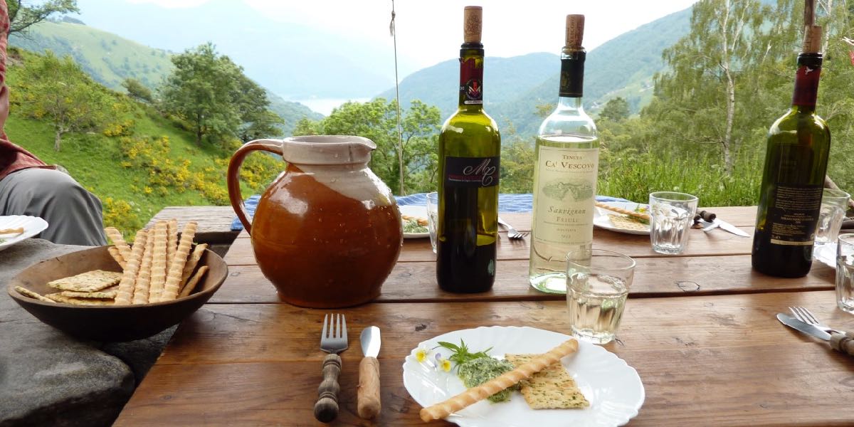 Abendlicher-Blick-von-der-Alm-mit-Vorspeise-und-Wein