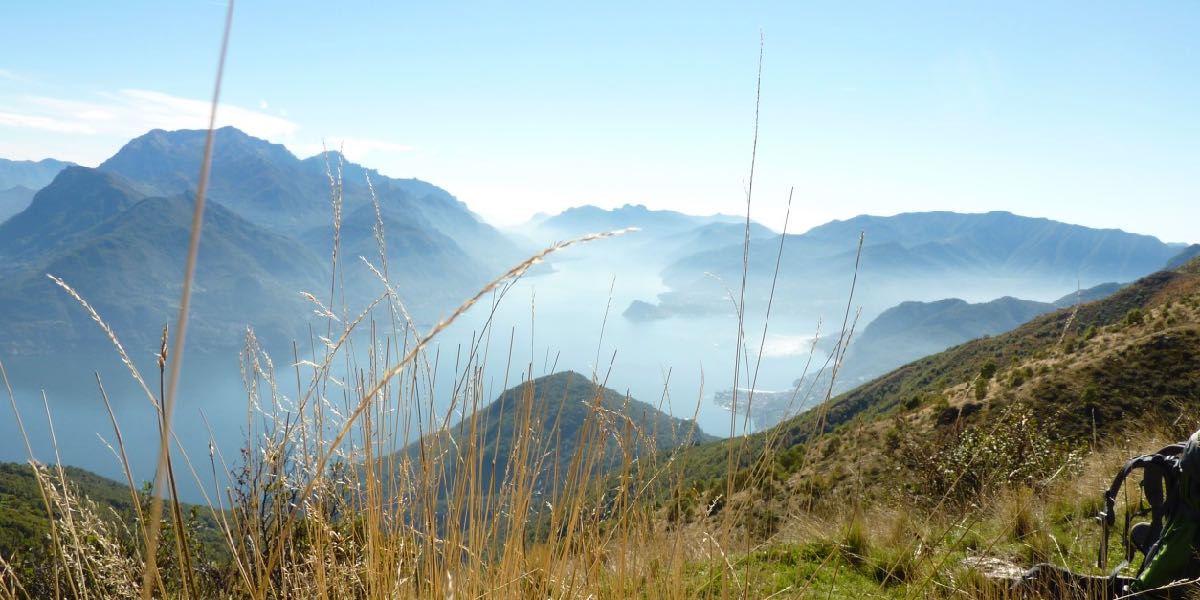 Ausblick-ueber-die-Berge-am-Comer-See-in-Italien-bei-einer-Wanderung-von-Almzeit-Frauenreisen