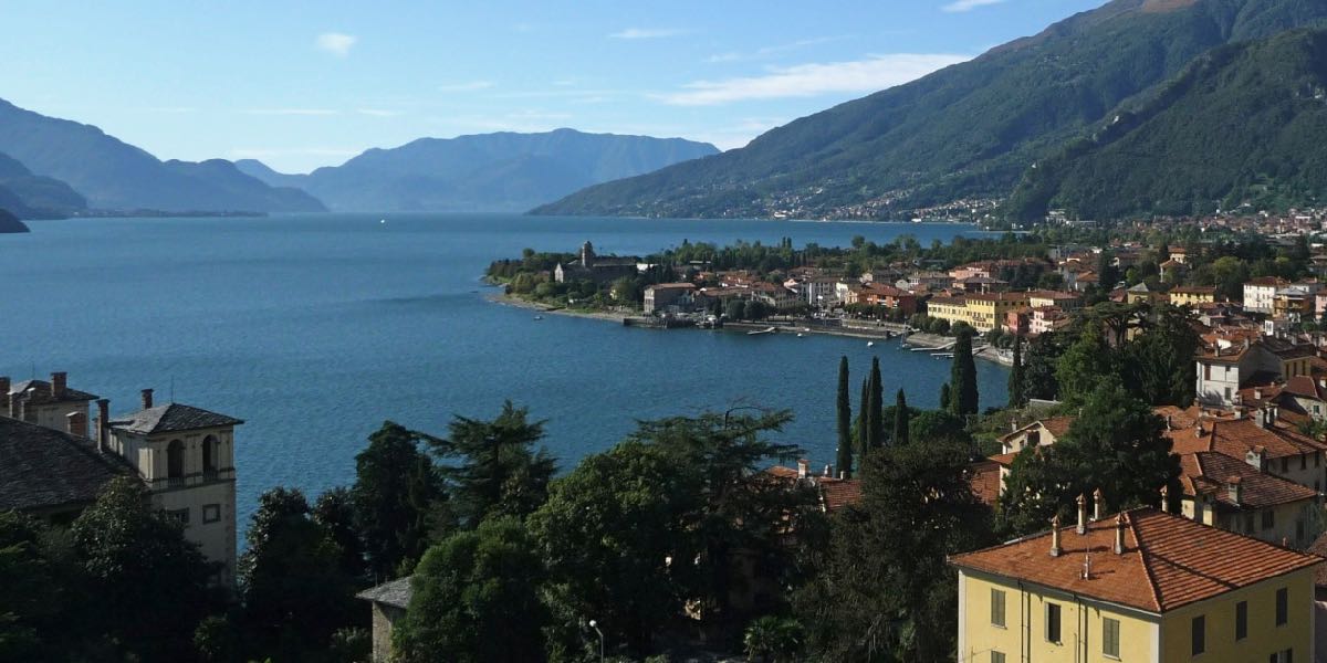 Ausblick-mit-mediterranem-Flair-bei-Bergwanderung-im-Frauenurlaub-am-italienischen-Comer-See