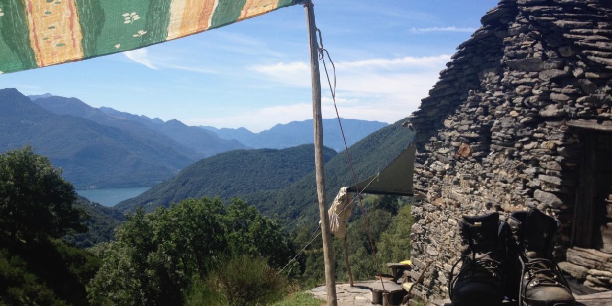 Panorama-Blick-von-der-Alm-ueber-den-Comer-See-in-Italien