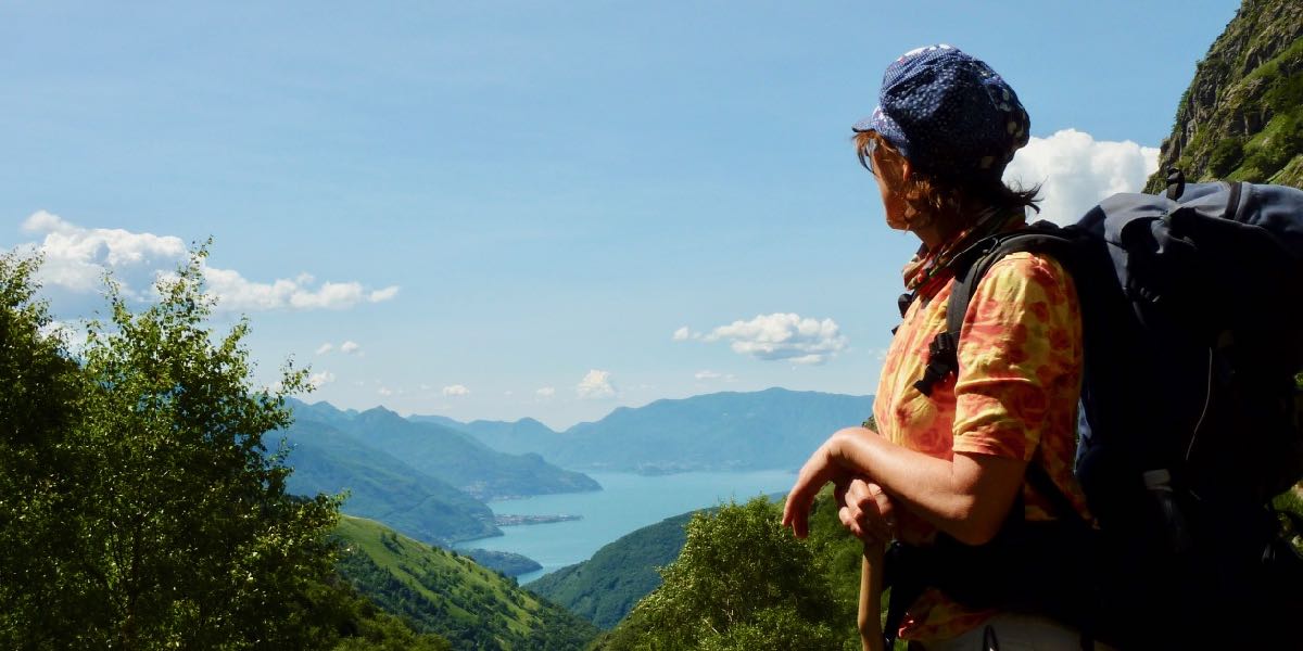 Frau-auf-Val-Bares-Wanderung-beim-Urlaub-auf-der-Alm