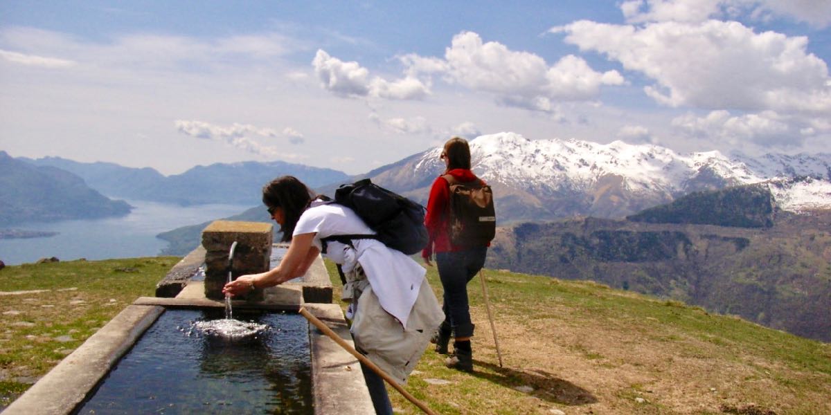 Bergsicht-am-Comer-See-in-Italien-bei-einer-Wanderreise-fuer-Frauen-von-Almzeit-im-Fruehling