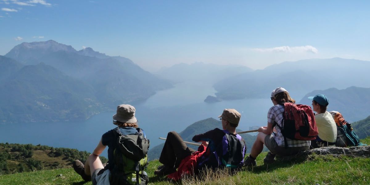 Pause-beim-Bergwandern-mit-Almzeit-Frauenreisen-am-Comer-See-in-Italien