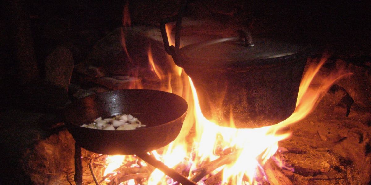 Im-Almurlaub-fuer-Frauen-kochen-wir-auf-dem-offenen-Feuer