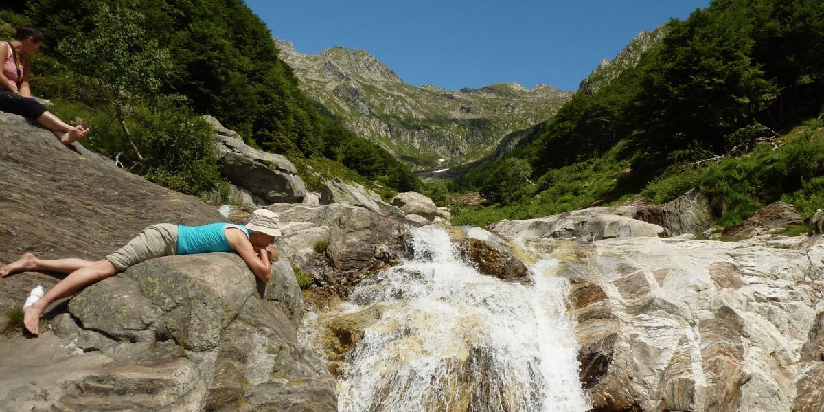 Frau-im-Almurlaub-am-Wasserfall-in-den-italienischen-Bergen