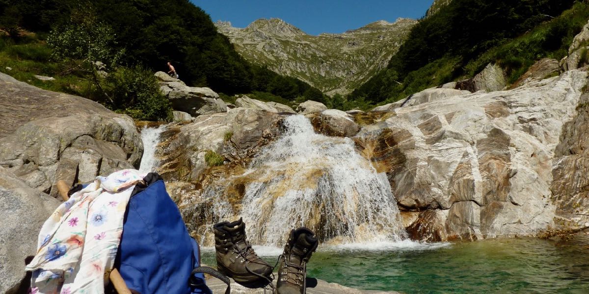 Der-Bergbach-mit-kristallklaren-Wasserbecken-laedt-die-Frauen-beim-Wandern-ein-zum-Baden